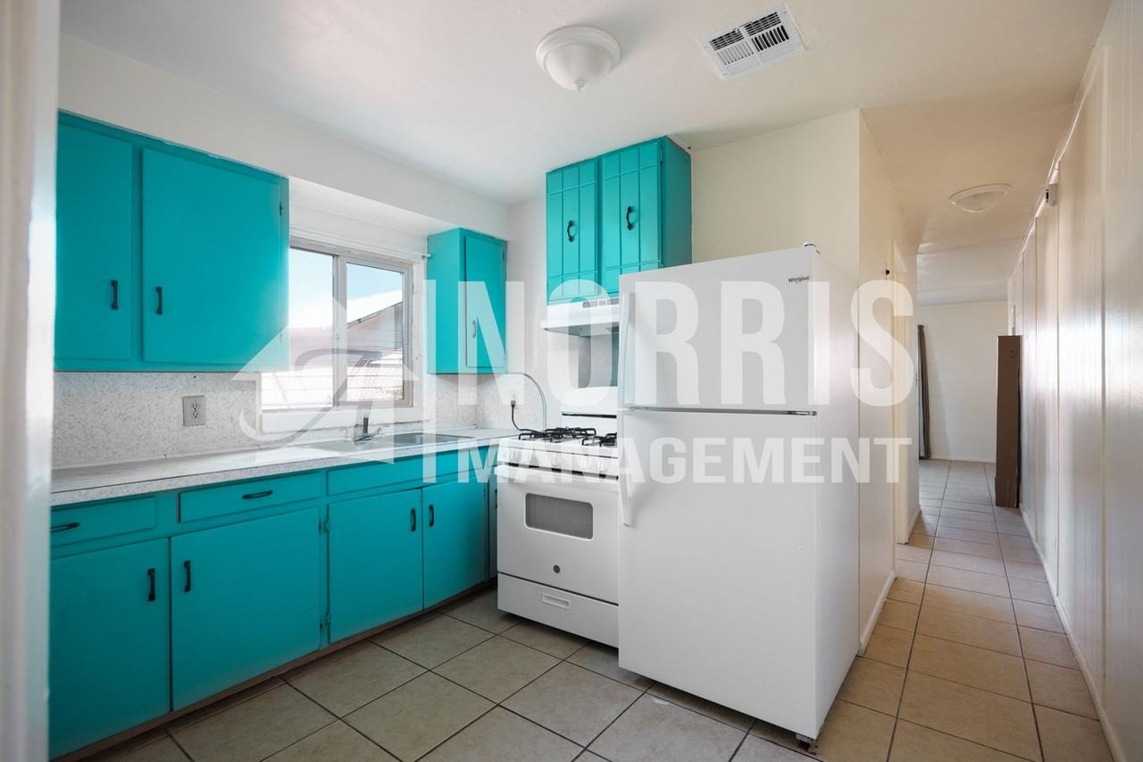 905 E 4th St - Photo 6 of 17