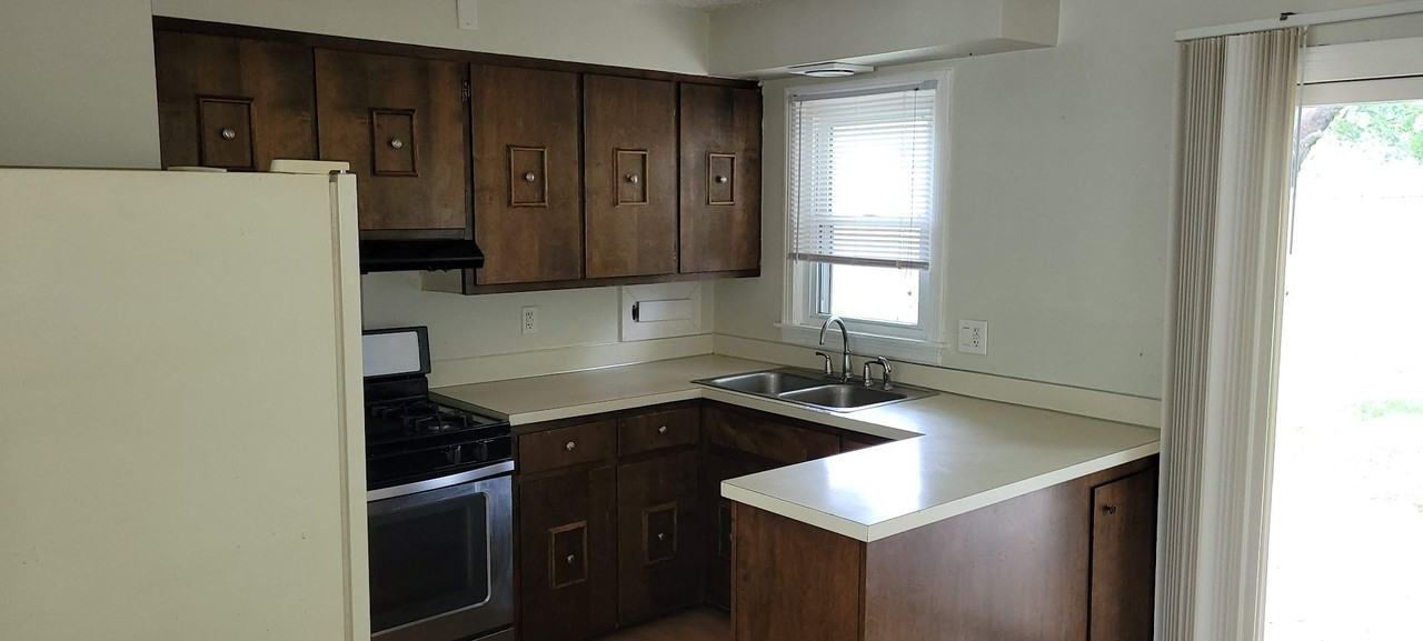 322 Hoover Blvd - Photo 6 of 8