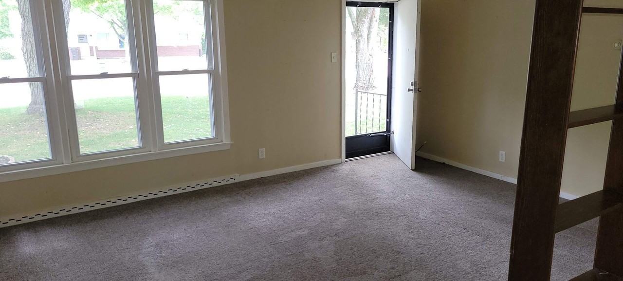 322 Hoover Blvd - Photo 7 of 8