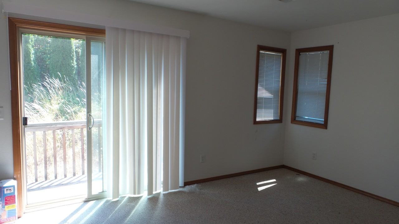 1023 Wasco St - Photo 3 of 7