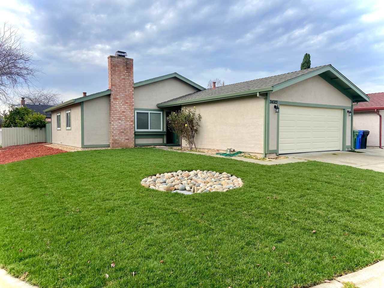 34323 Russell Ct - Photo 2 of 17