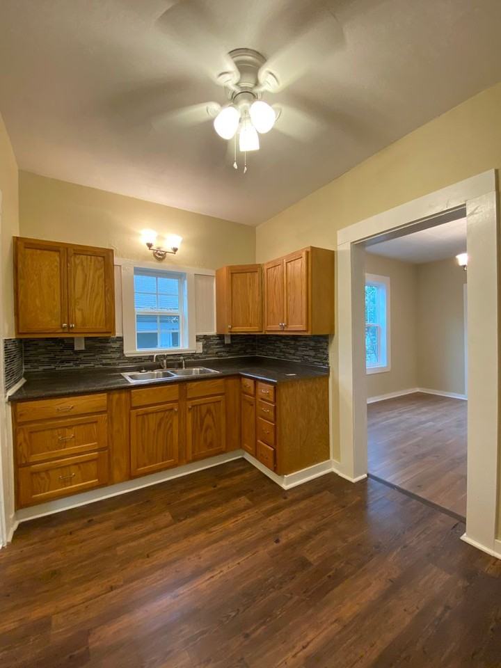 904 N Main St - Photo 4 of 15