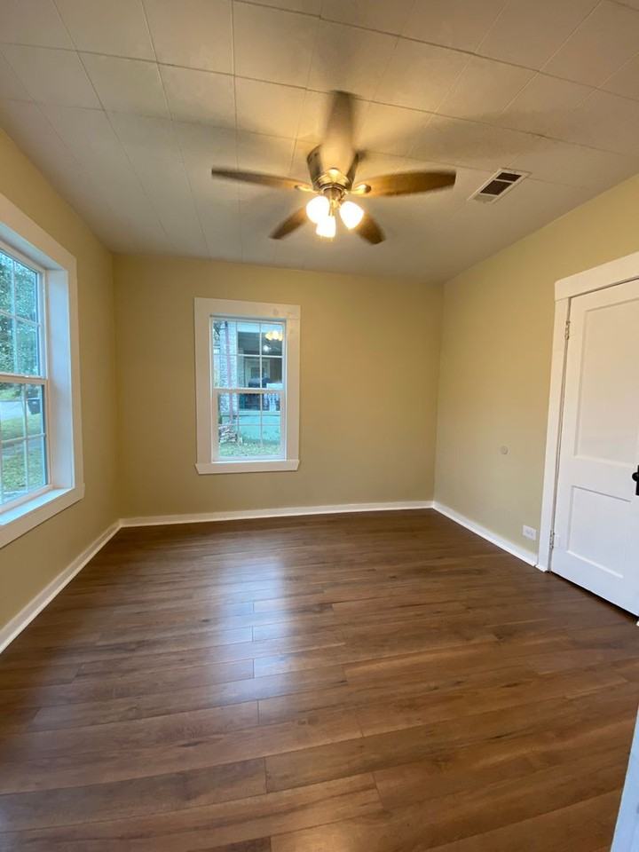 904 N Main St - Photo 6 of 15