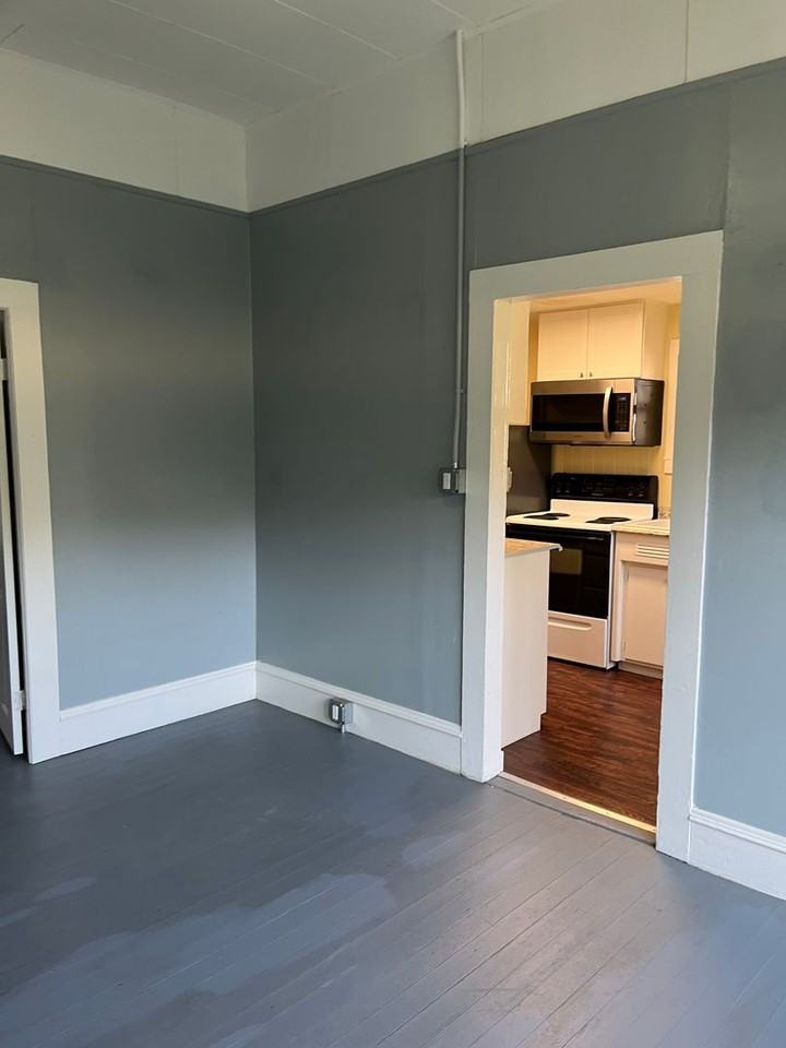 576 Ne Winchester St - Photo 3 of 23