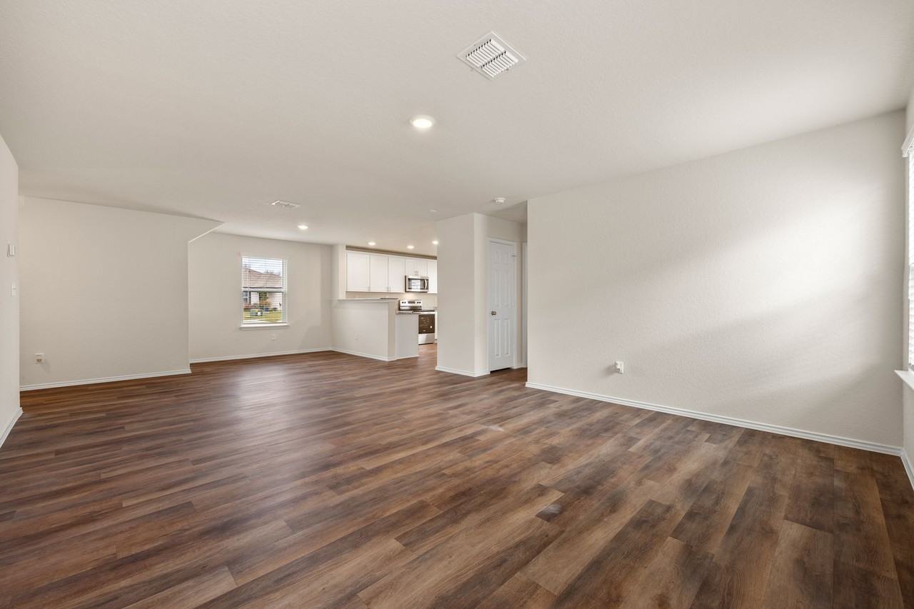 407 Forsythia - Photo 3 of 19