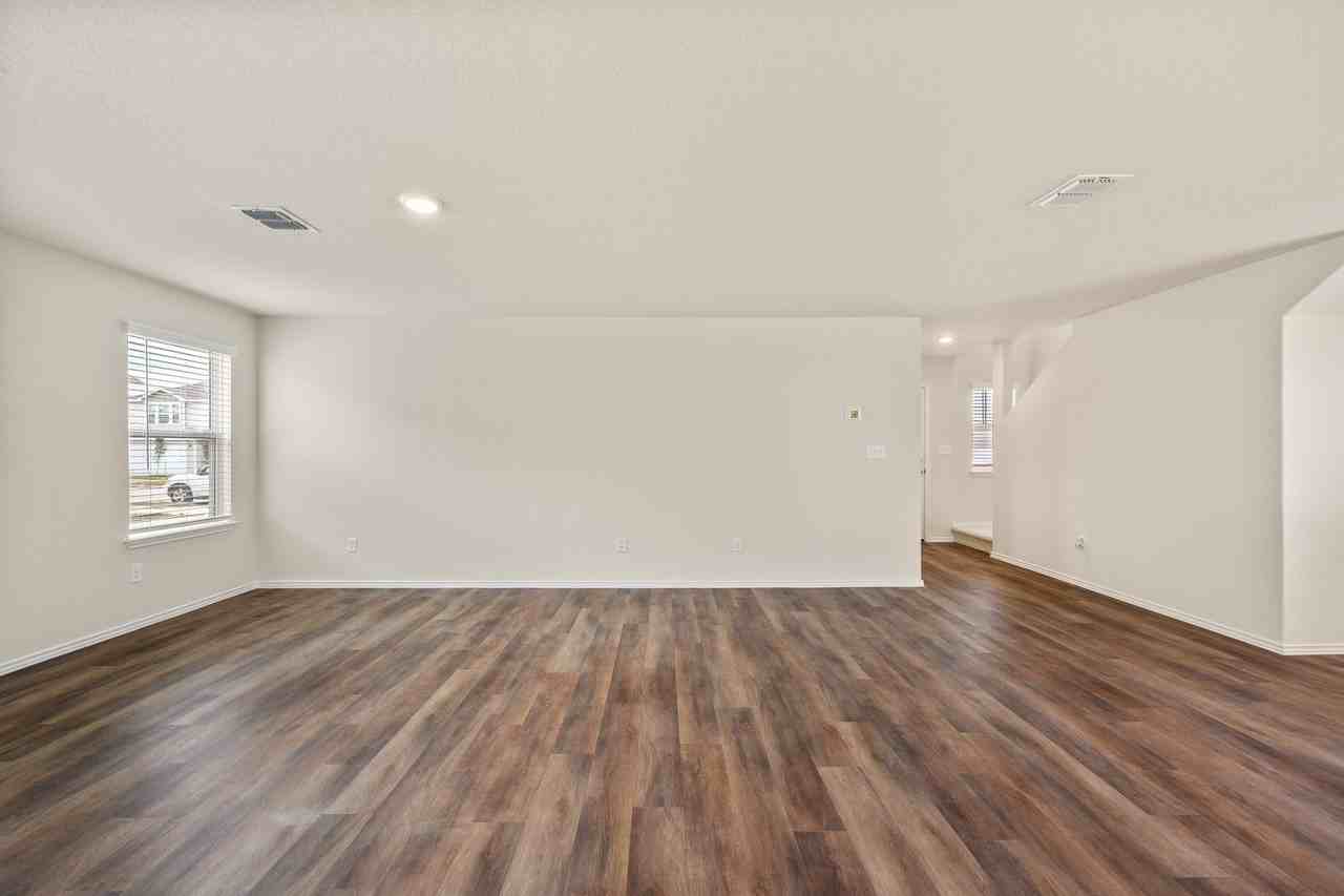 407 Forsythia - Photo 4 of 19