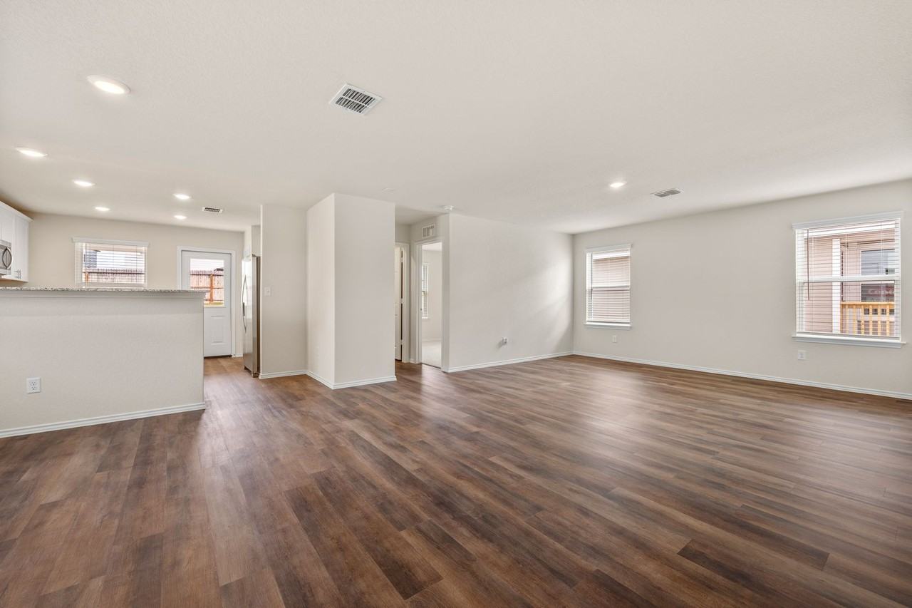 407 Forsythia - Photo 5 of 19