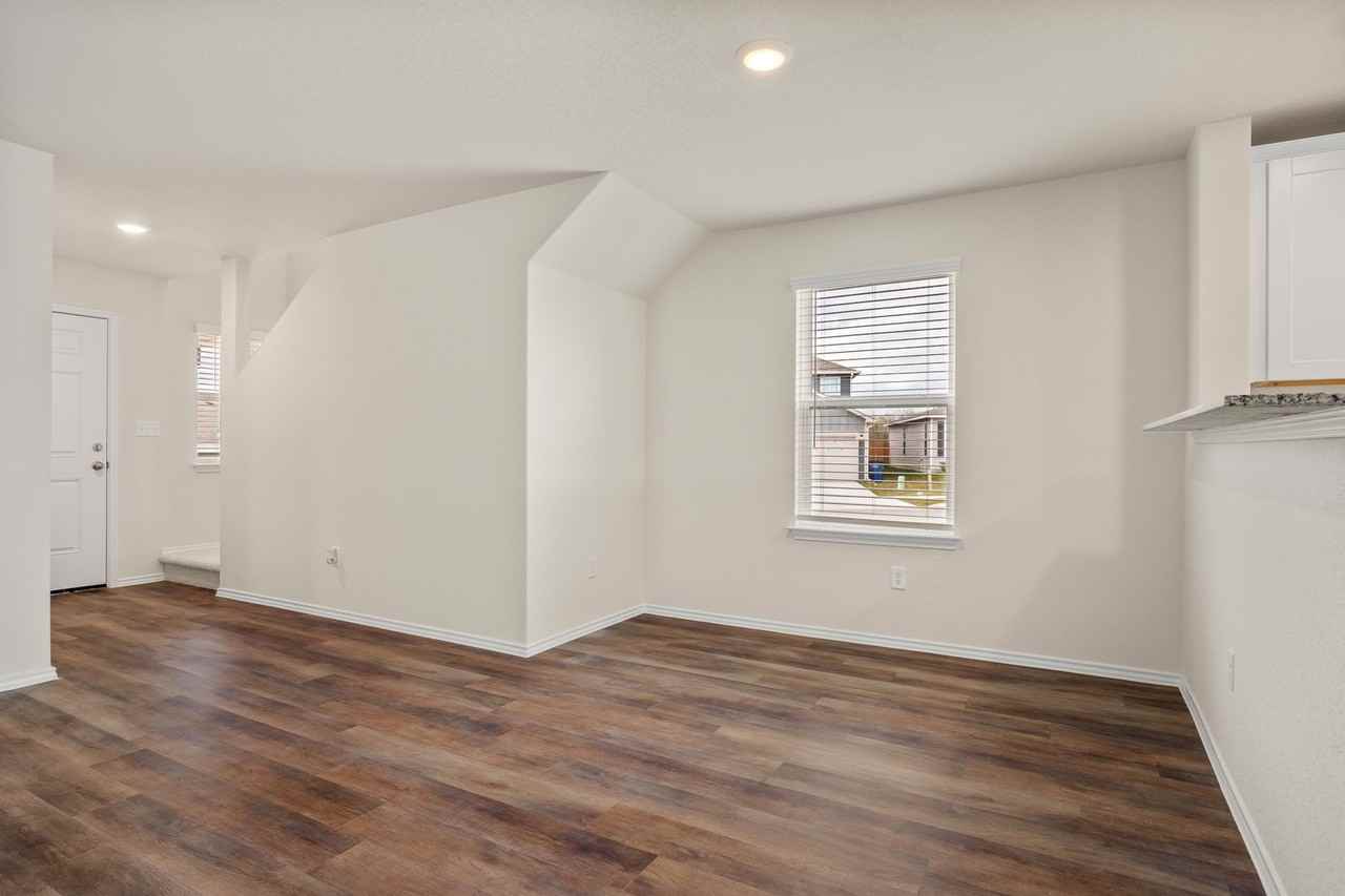 407 Forsythia - Photo 6 of 19