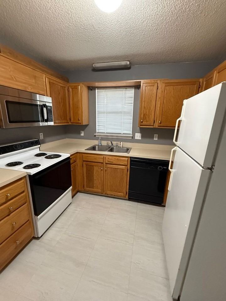 1817 Smyrna Ln - Photo 3 of 17