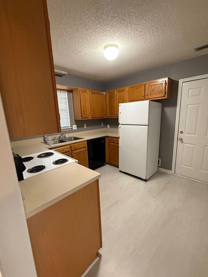 1817 Smyrna Ln - Photo 4 of 17