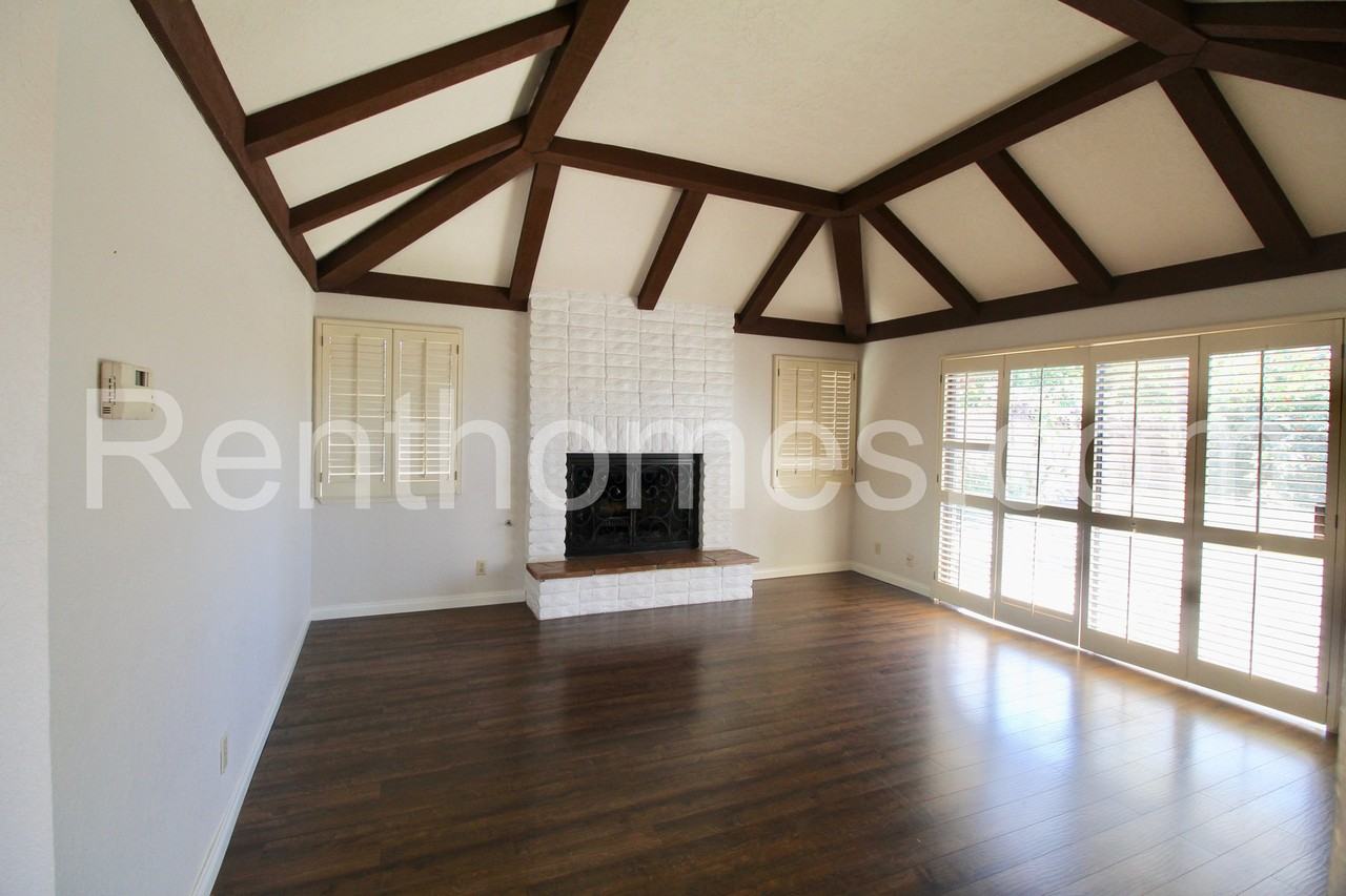 2822 Mesa Dr - Photo 5 of 26