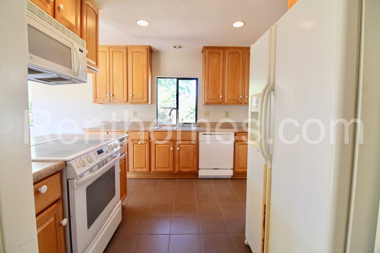 2822 Mesa Dr - Photo 6 of 26