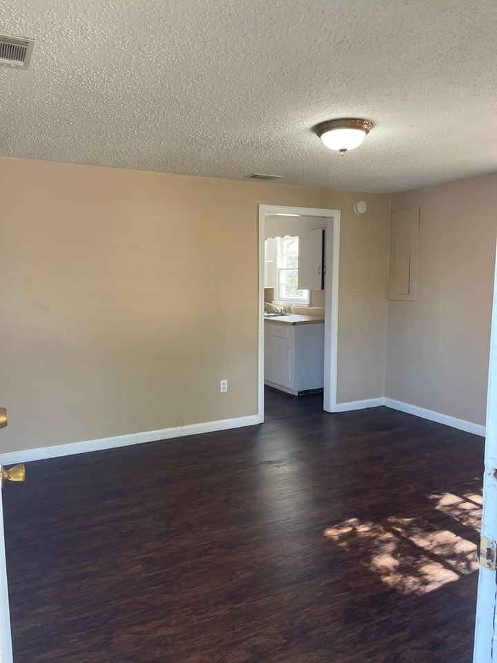 401 Boss St - Photo 2 of 9