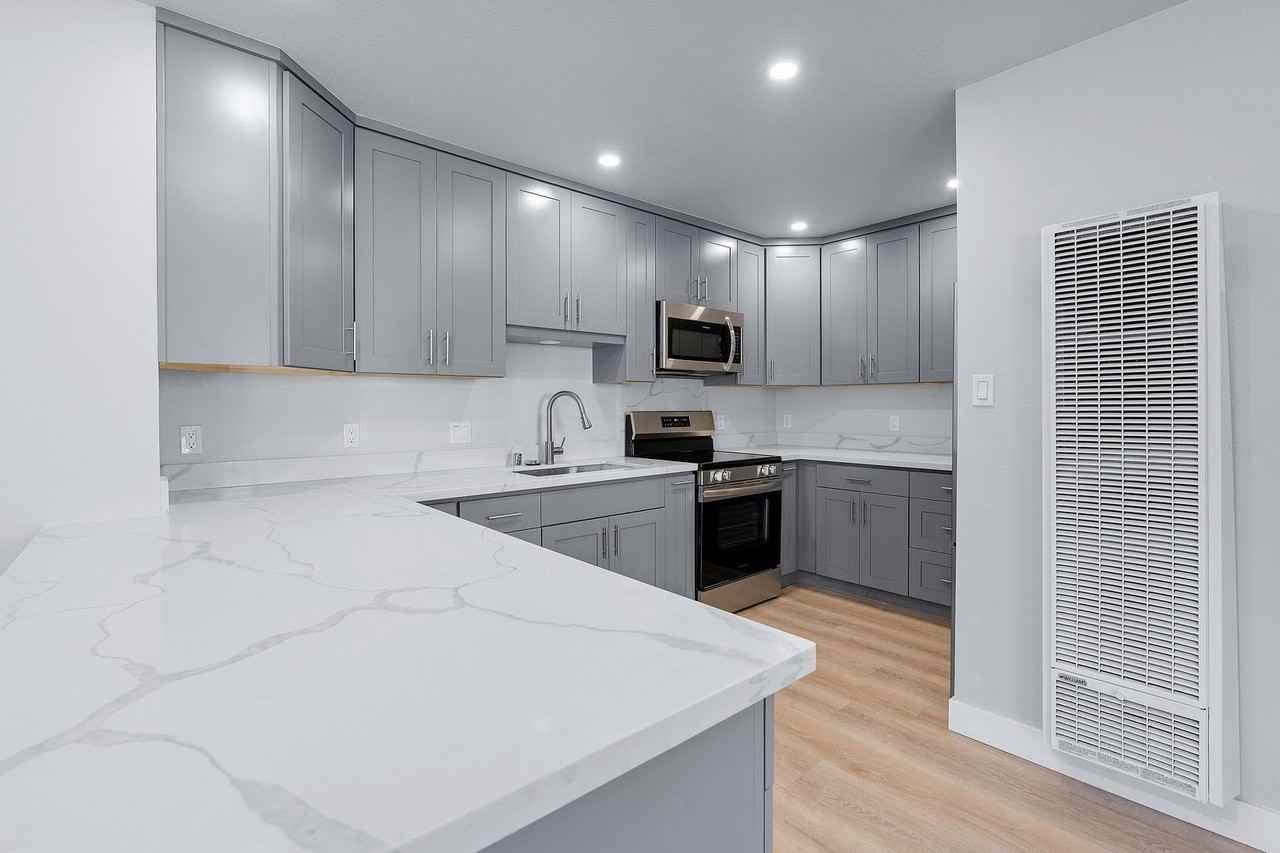 1305 Laurel St - Photo 4 of 18