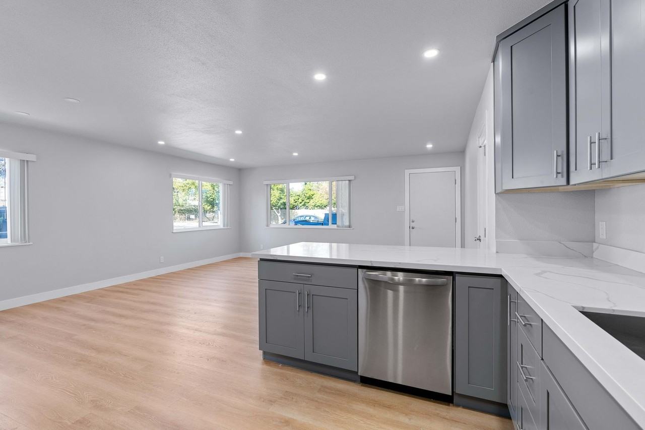 1305 Laurel St - Photo 7 of 18