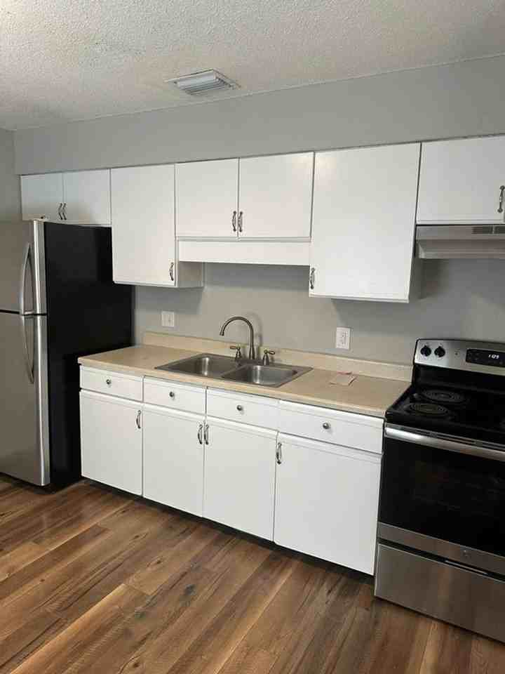 7225 Buffalo Ave - Photo 2 of 10