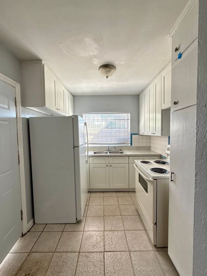 8139 Helston Dr - Photo 5 of 9