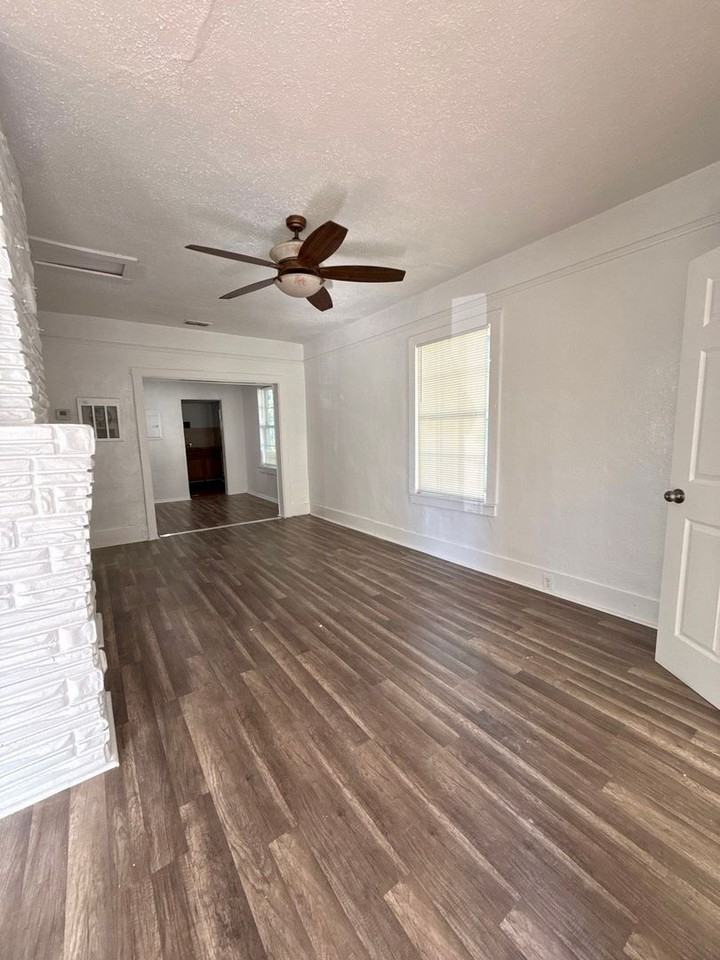 1109 W 31st St - Photo 2 of 9