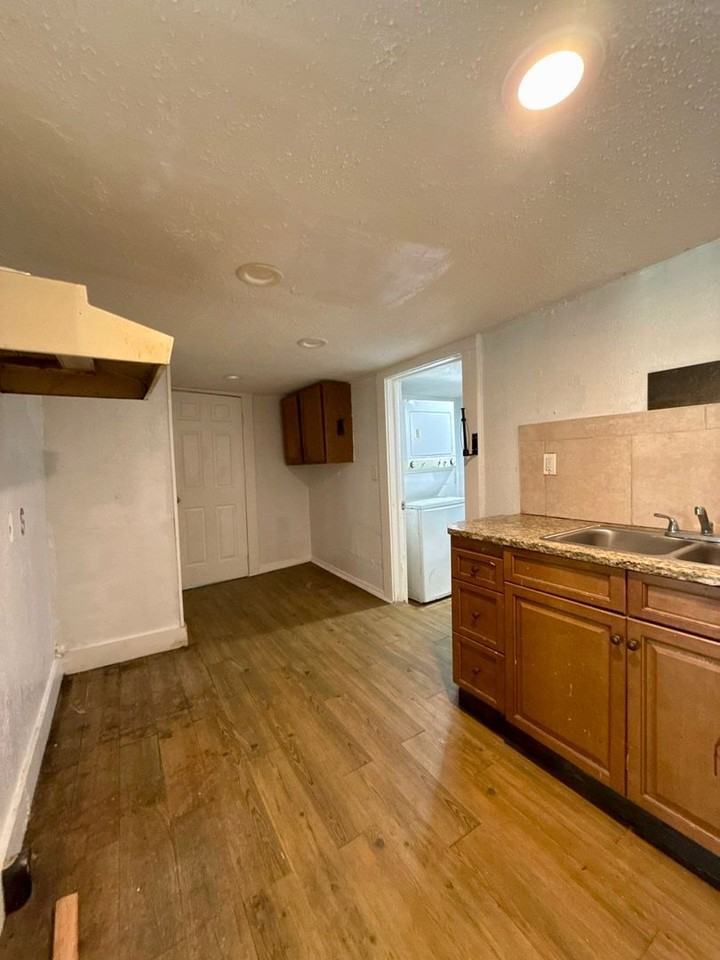 1109 W 31st St - Photo 3 of 9