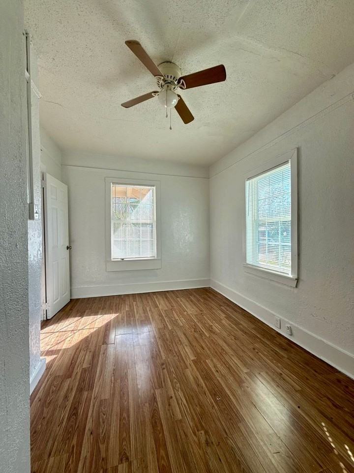 1109 W 31st St - Photo 4 of 9