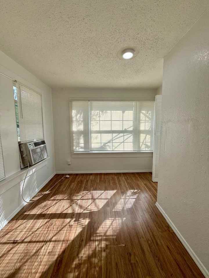 1109 W 31st St - Photo 5 of 9