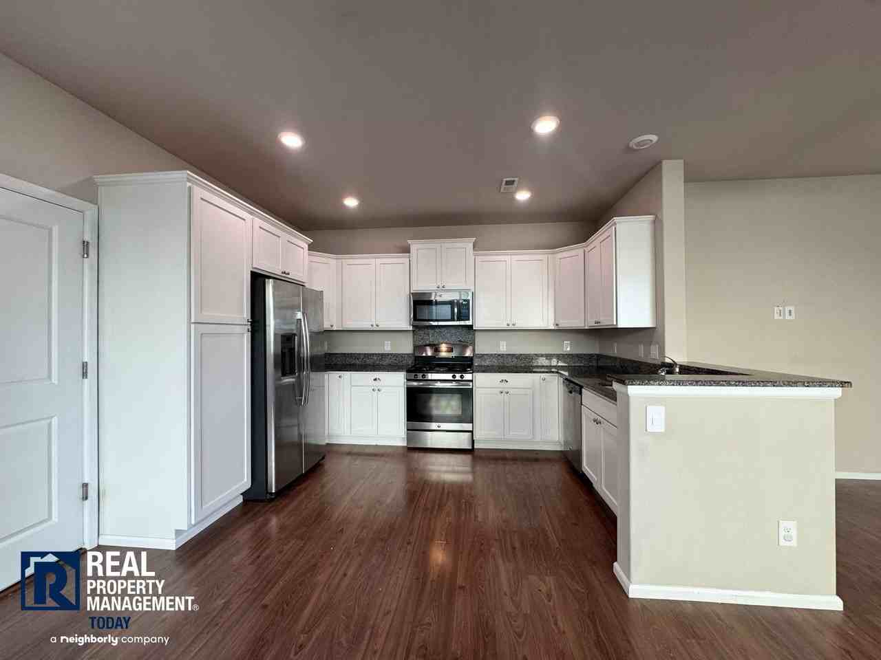 3428 Hera St Ne - Photo 4 of 21