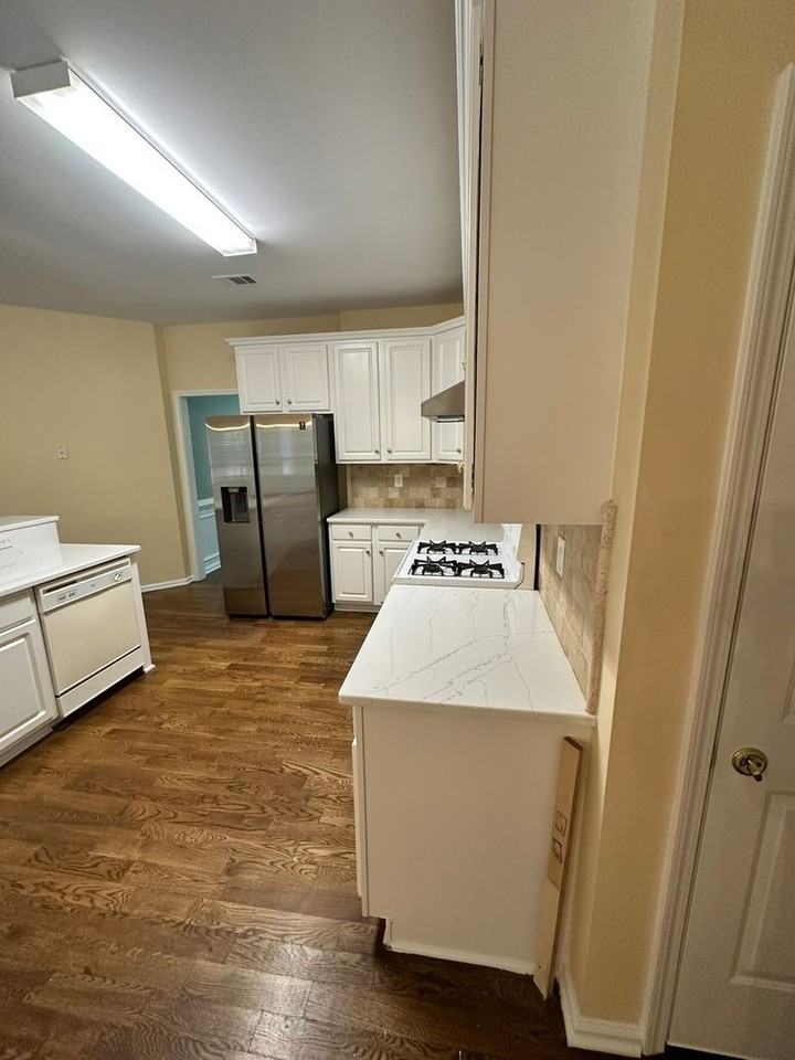 420 White Rose Trce - Photo 3 of 16