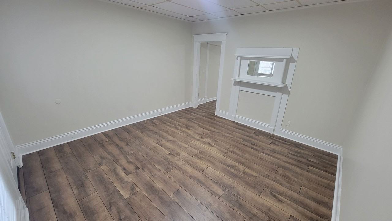 527 Wainwright Ave - Photo 2 of 10