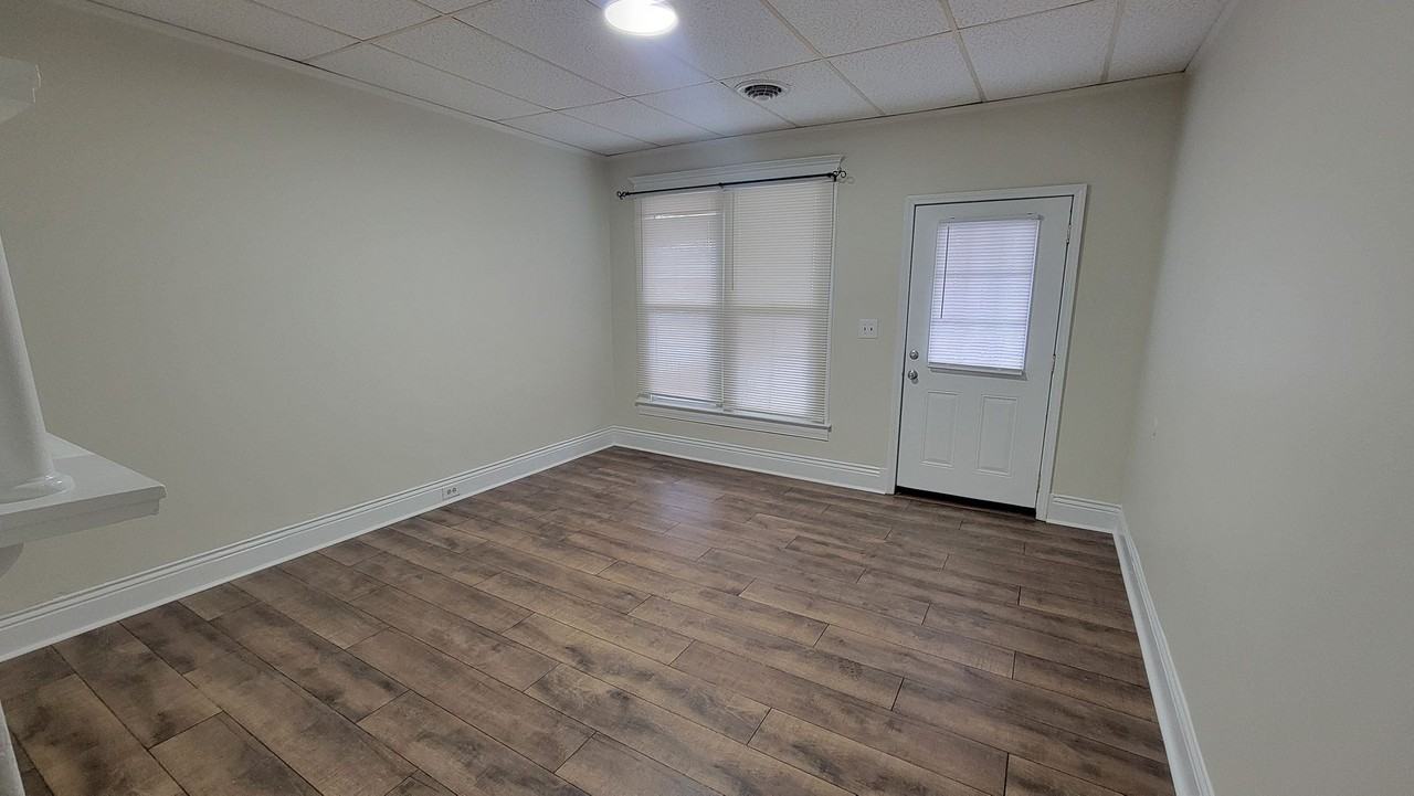 527 Wainwright Ave - Photo 3 of 10