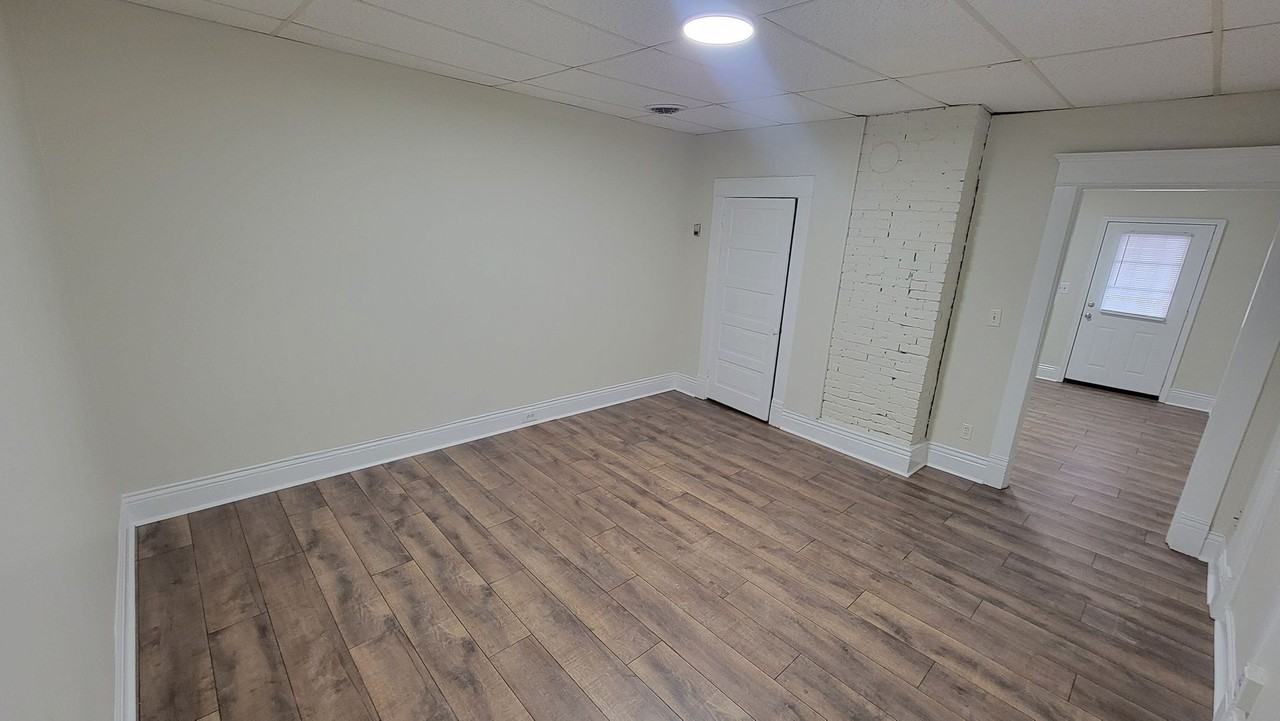 527 Wainwright Ave - Photo 4 of 10