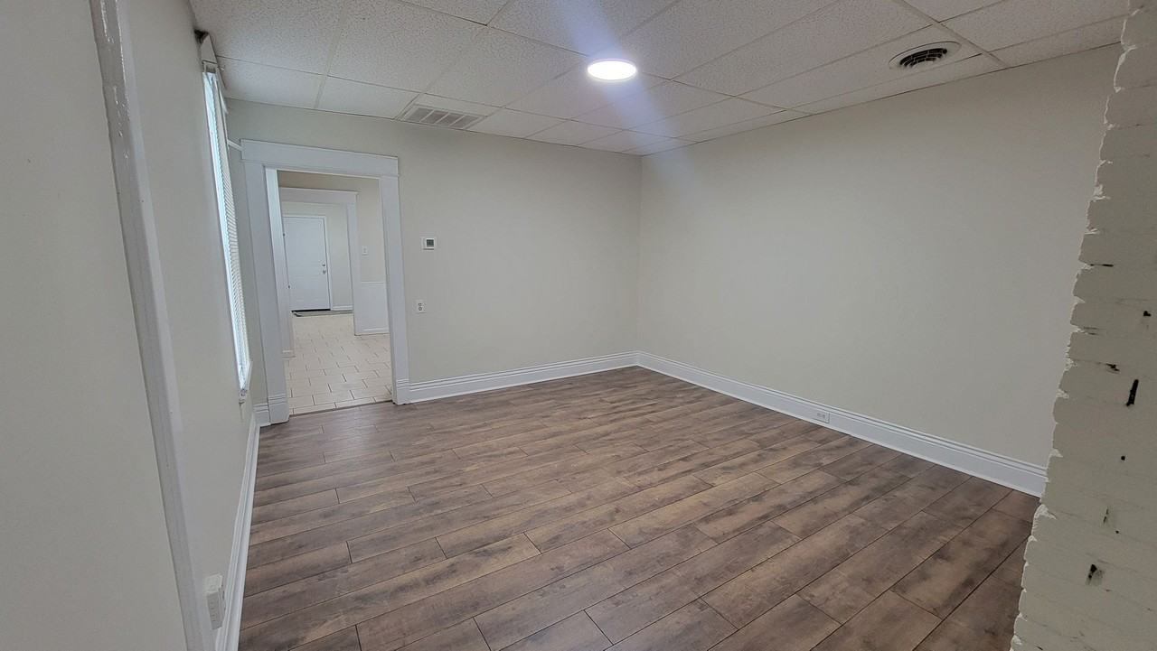 527 Wainwright Ave - Photo 5 of 10