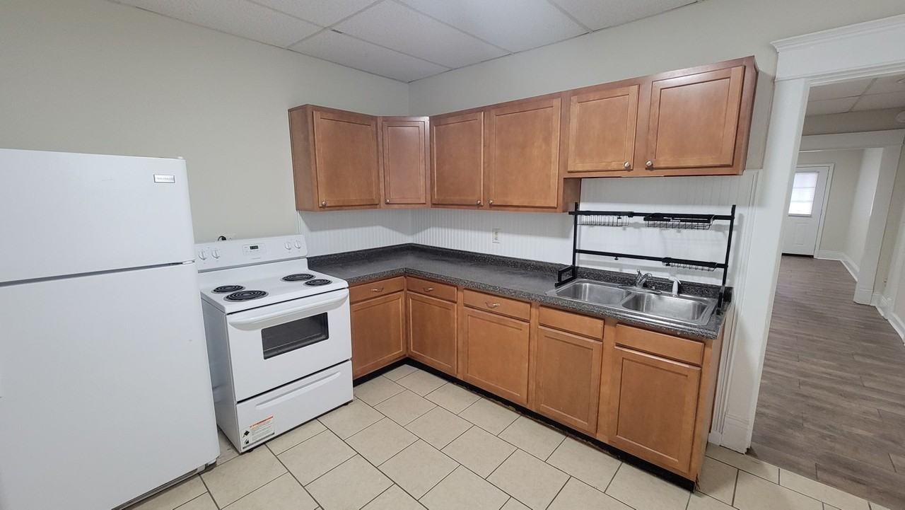 527 Wainwright Ave - Photo 7 of 10