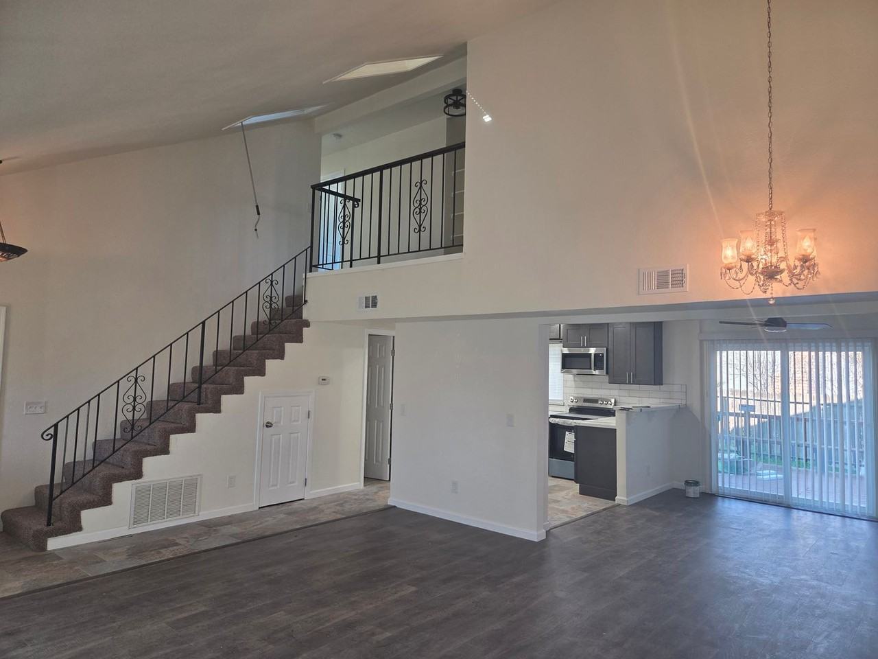 1821 Howe St - Photo 4 of 23