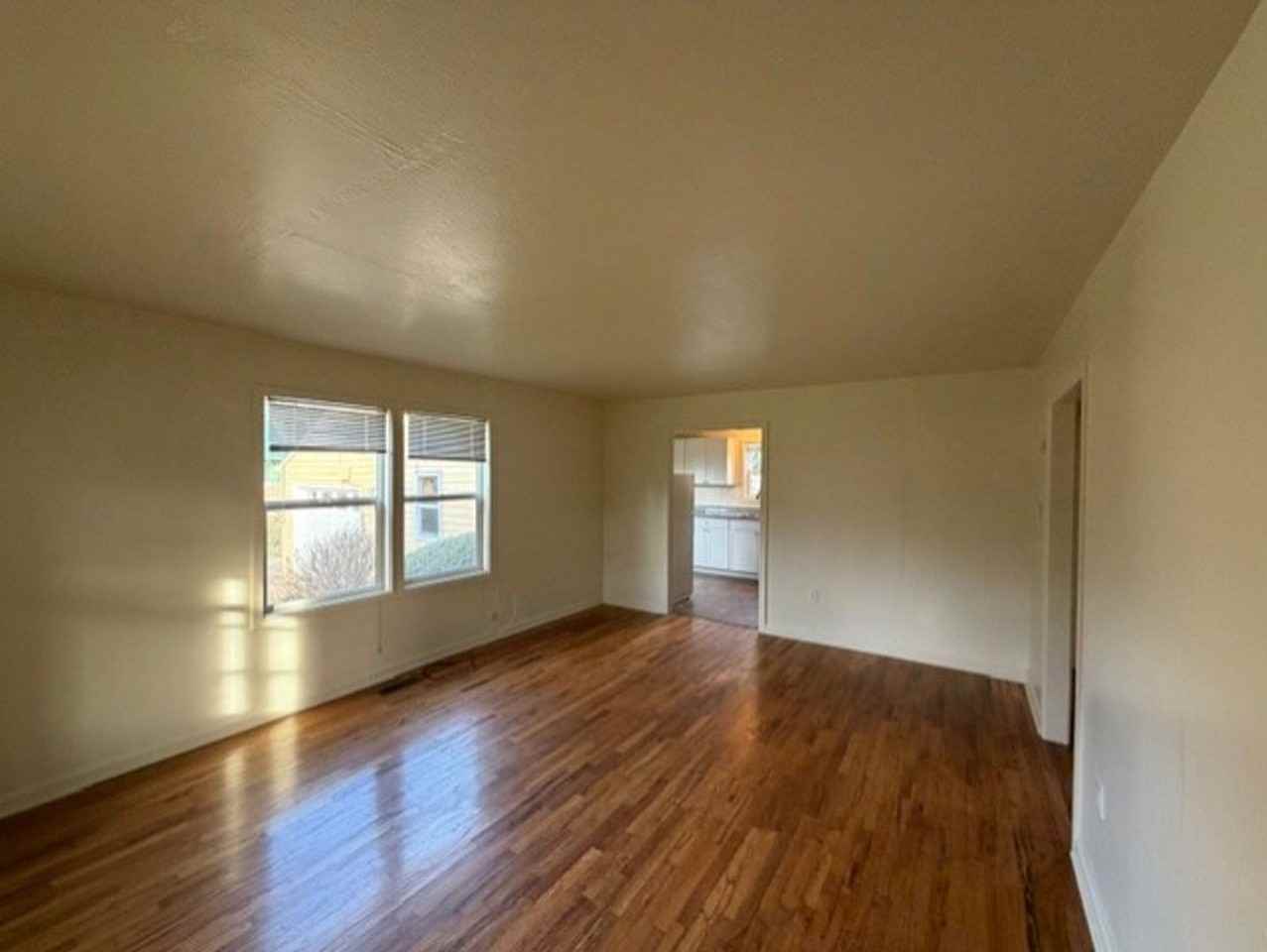 2415 Se Thompson St - Photo 3 of 14