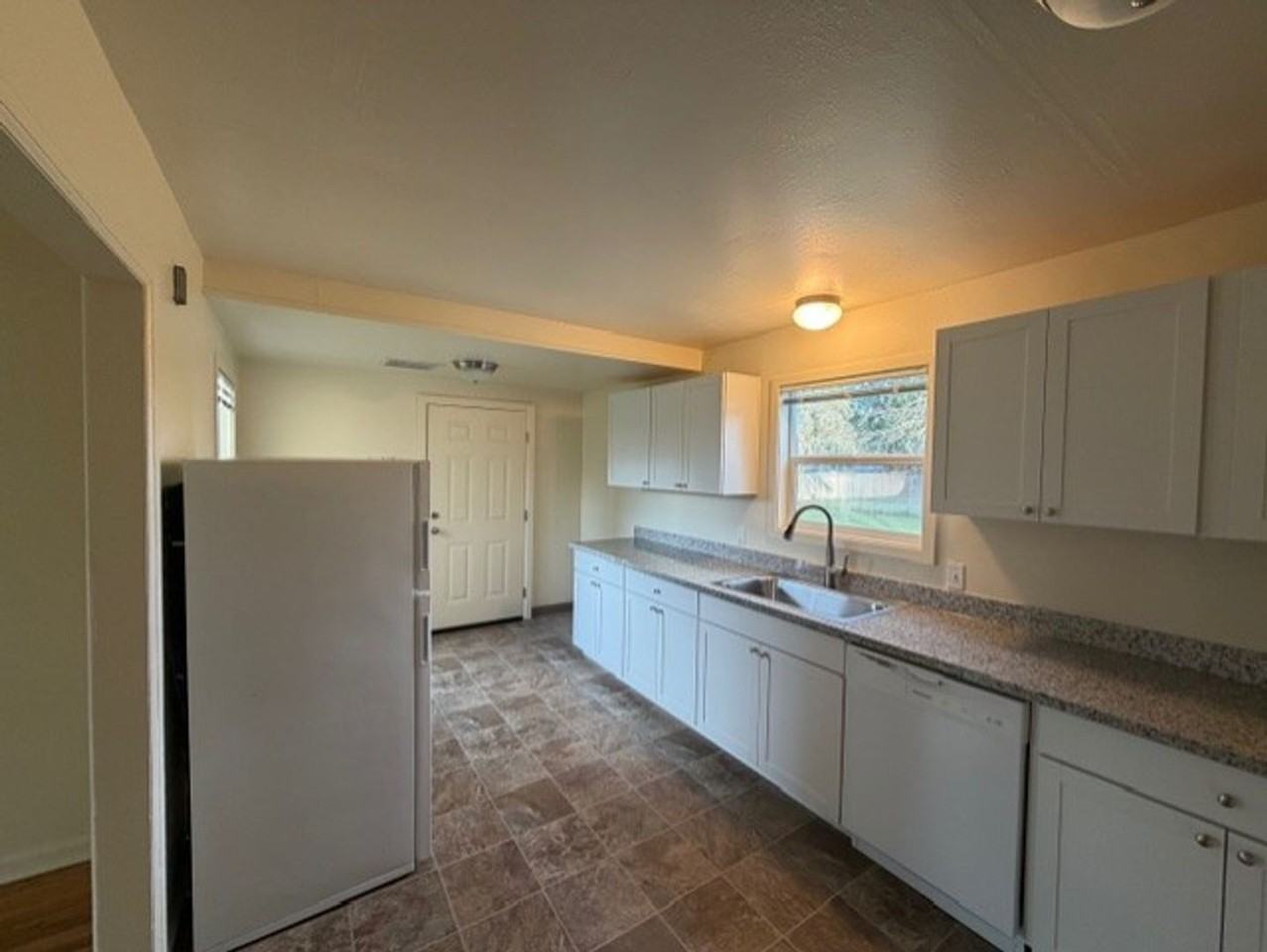 2415 Se Thompson St - Photo 4 of 14