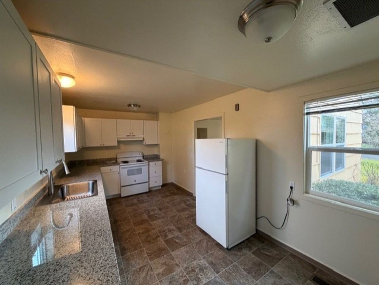 2415 Se Thompson St - Photo 5 of 14