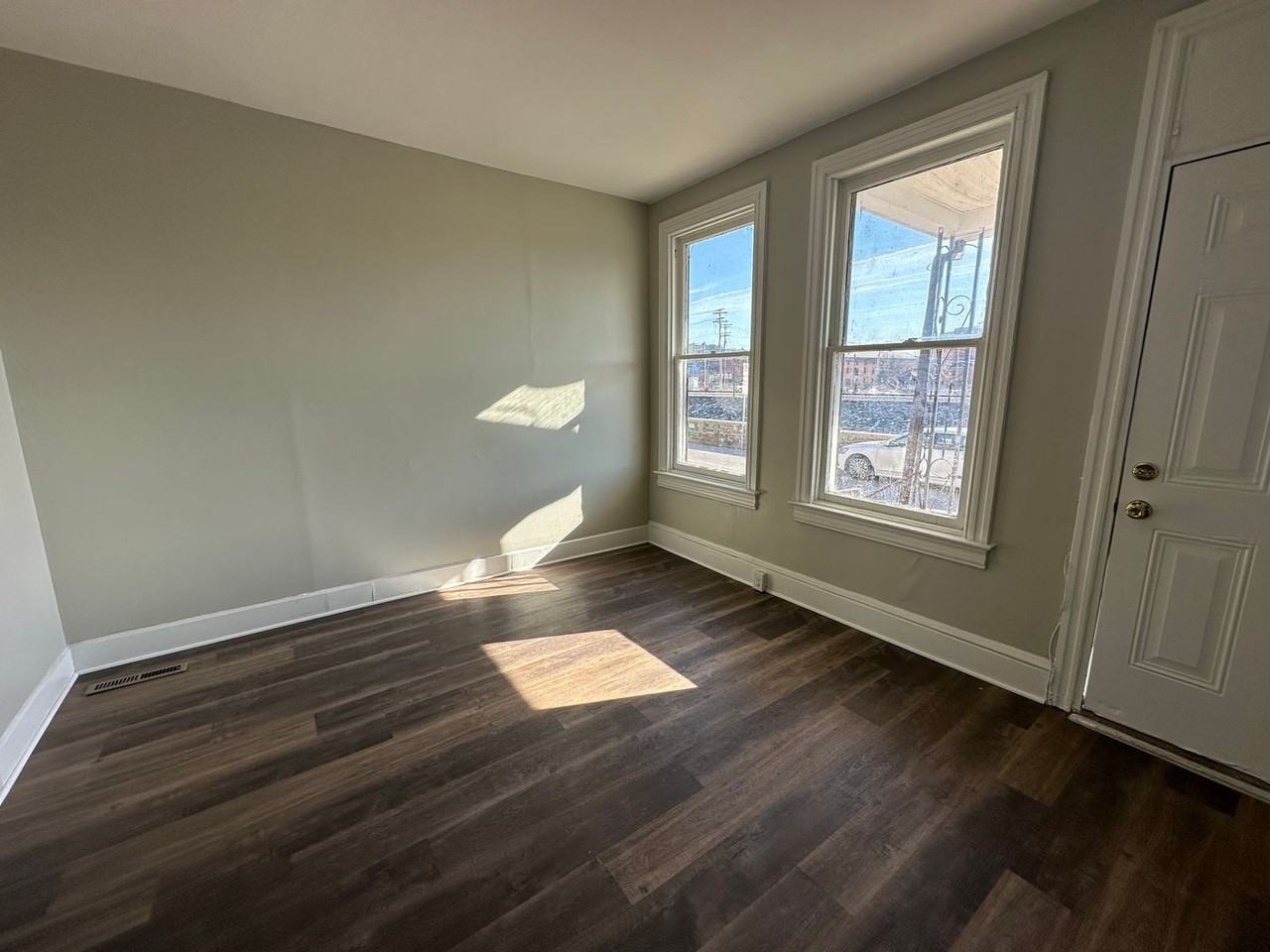 137 Stevens Ave - Photo 4 of 13