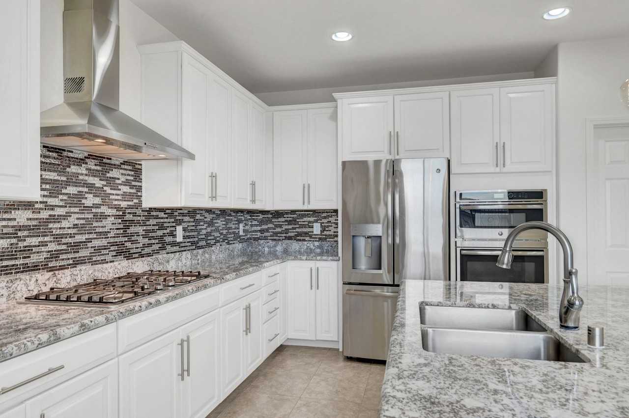 9985 Bleeding Heart Ave - Photo 2 of 34