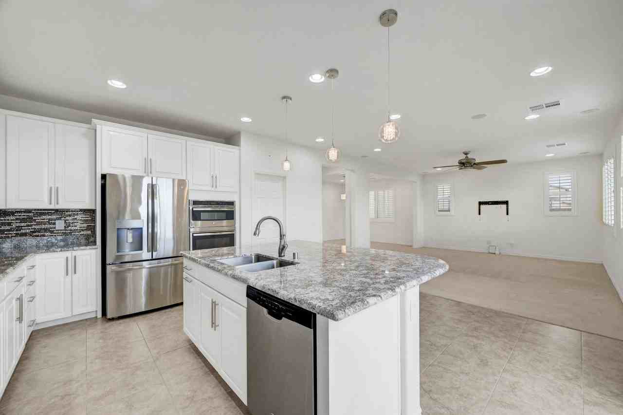 9985 Bleeding Heart Ave - Photo 3 of 34