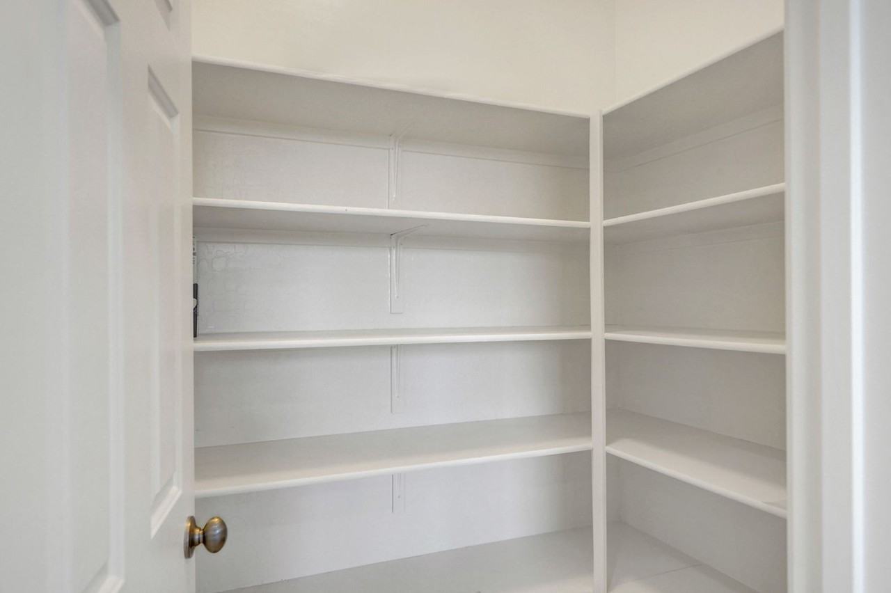 9985 Bleeding Heart Ave - Photo 5 of 34