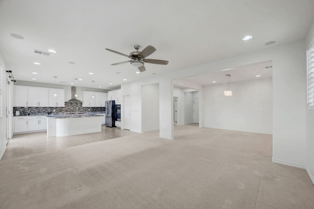 9985 Bleeding Heart Ave - Photo 7 of 34