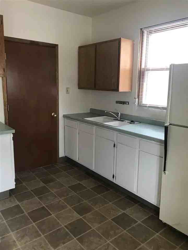 834 Emerson St - Photo 3 of 8