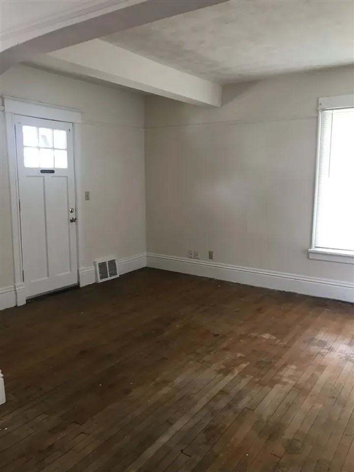 834 Emerson St - Photo 7 of 8