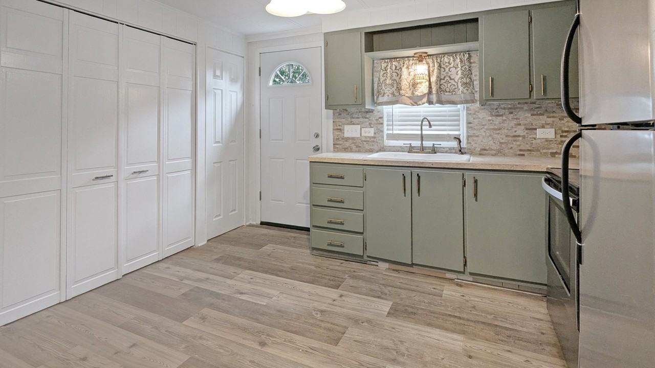 9 Greenwich Dr - Photo 7 of 19