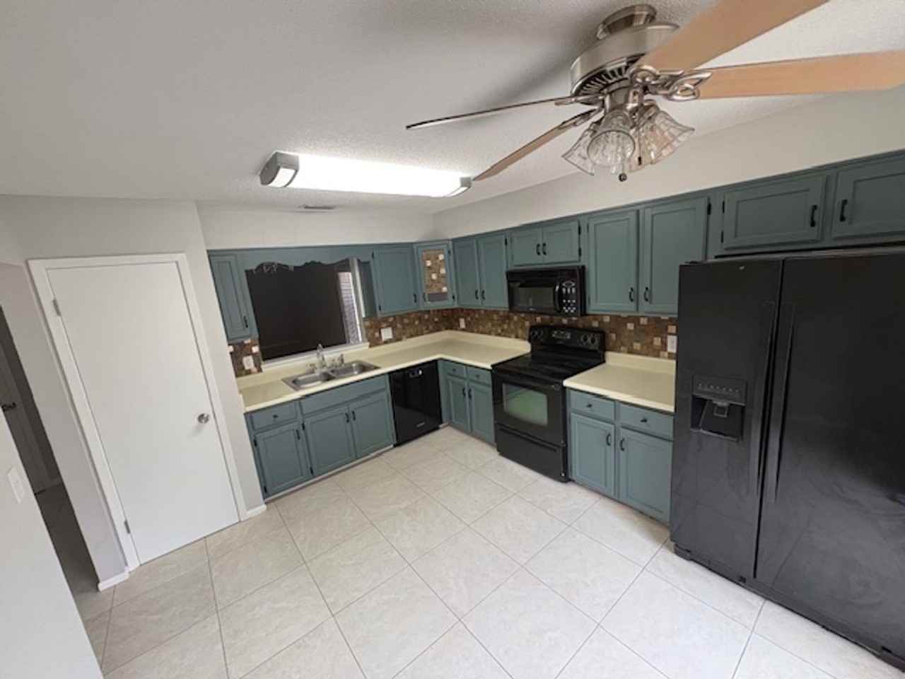 193 Wright Cir - Photo 3 of 11