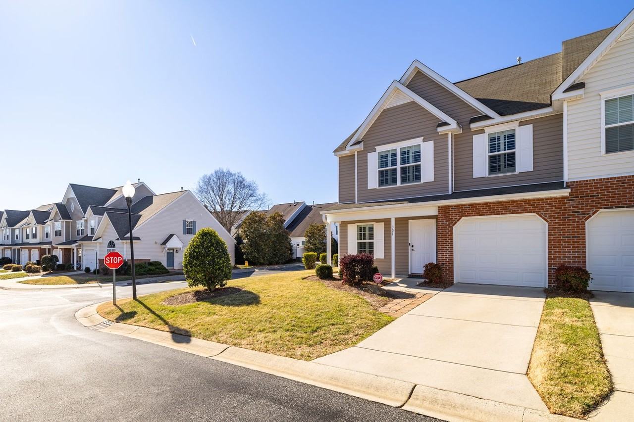 301 Robyns Glen Cir - Photo 2 of 32