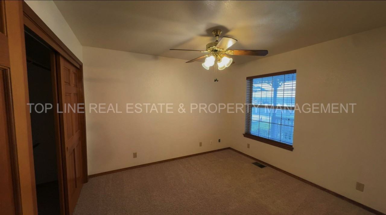 2844 Ottawa Ave - Photo 6 of 36