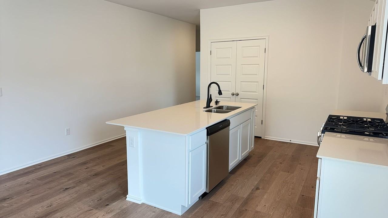 3640 Blue Ave - Photo 4 of 17