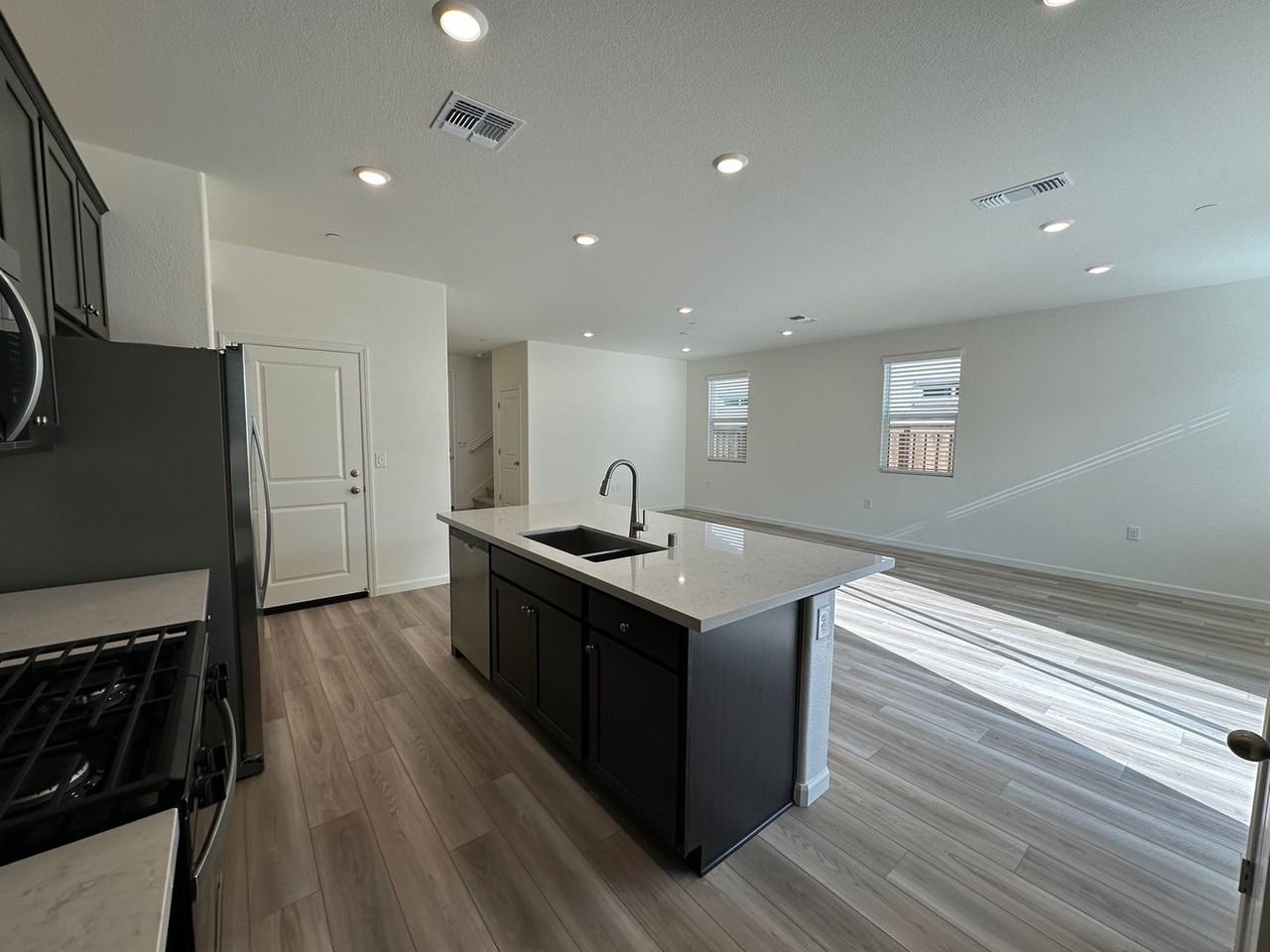 348 Pismo Dr - Photo 5 of 34