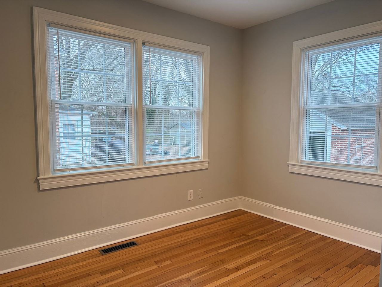 323 S Hamilton St - Photo 5 of 22